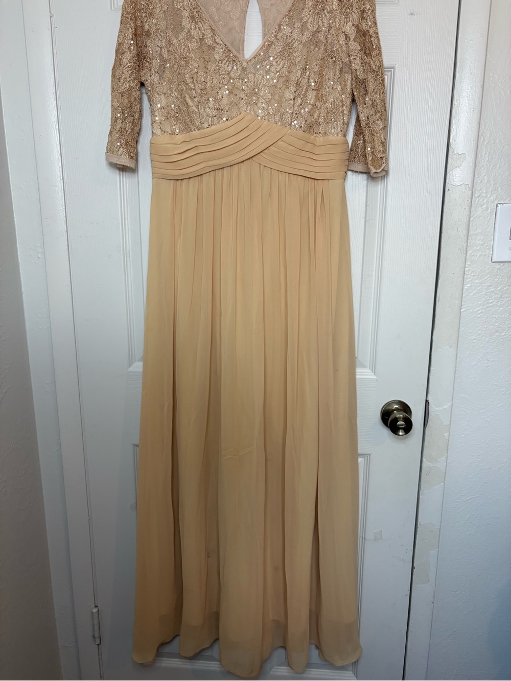 Elegant Lace Bodice Maxi Dress in Champagne Gold